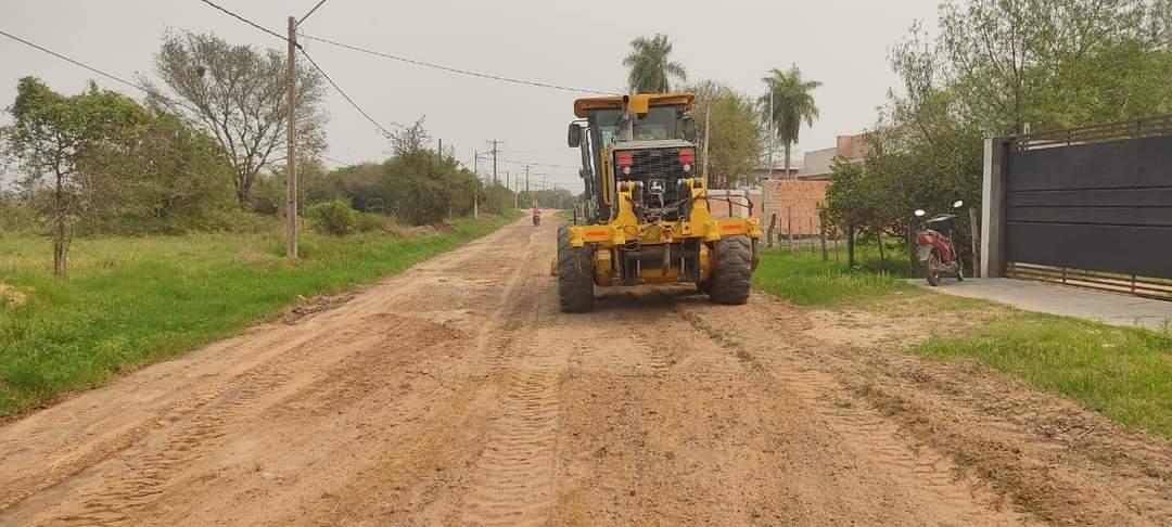 MuniPilarPy's tweet photo. #ArregloDeCalles 👉 Con la motoniveladora de la Muni perfilamos las calles del barrio #VillaParque 🚧🚜 Tarea encarada en el marco de la recuperación y mantenimiento de las diferentes arterias de nuestra ciudad 💪 #TuMuniResponde https://t.co/RaWGHhxIfM