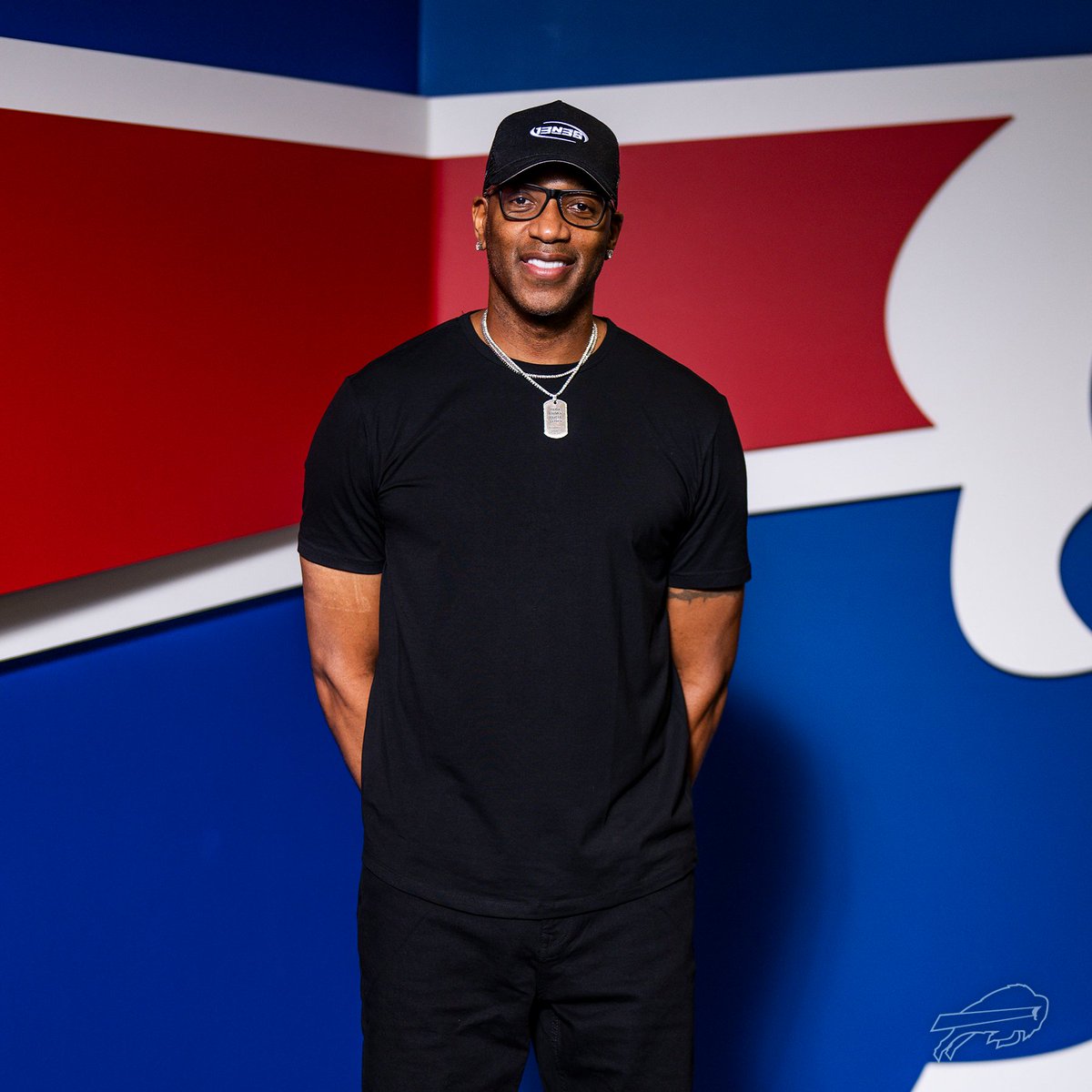 BuffaloBills's tweet photo. All the stars are in Buffalo for Monday Night Football.

Good to have @MrVinceCarter15, Tracy McGrady, and @JozyAltidore in the house tonight! #JAXvsBUF #BillsMafia https://t.co/6UrMxRqyvJ