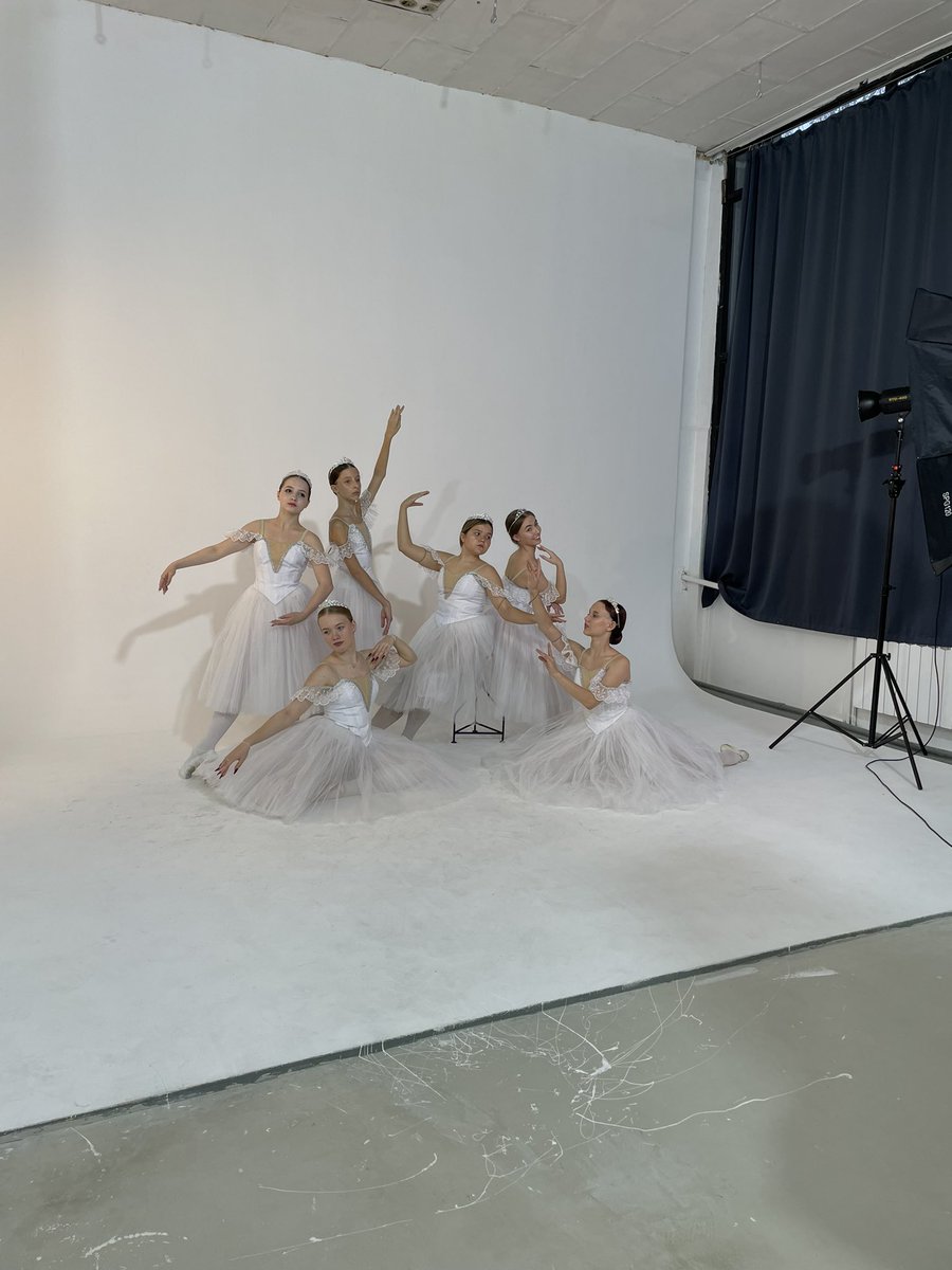 Мои девчонки (не совсем мои, педагог другой, но 10+ лет растут у меня на глазах и под моей заботой). Отработала для них 2,5 ч. фотосет ассистентом (подай-принеси-поправь), устала адски, но счастлива создавать для них минуты счастья и вдохновения, любви к себе и искусству. 💜