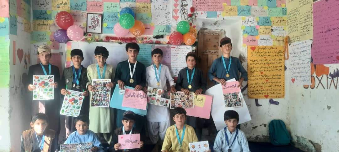 AfghanCLH's tweet photo. کبۍ او منوک په پکتیا ولایت کې ماشومانو ته د کیسه لیکلو او رسامۍ کانکور.
دا کانکور چې د ماشوم ادبیاتو کور له خوا  په میرزکي ولسوالۍ کې د ښوونکي، انځورګر او د ماشومانو د ادبیاتو کور غړي محمد الله مسعود په زیار جوړ شوی و لسګونه ماشومانو، هم نجونو او هلکانو په کې برخه اخیستې وه. https://t.co/enaKtfOUKd