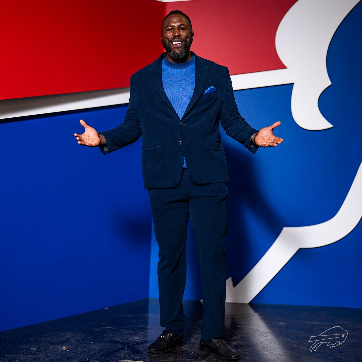 BuffaloBills's tweet photo. All the stars are in Buffalo for Monday Night Football.

Good to have @MrVinceCarter15, Tracy McGrady, and @JozyAltidore in the house tonight! #JAXvsBUF #BillsMafia https://t.co/6UrMxRqyvJ