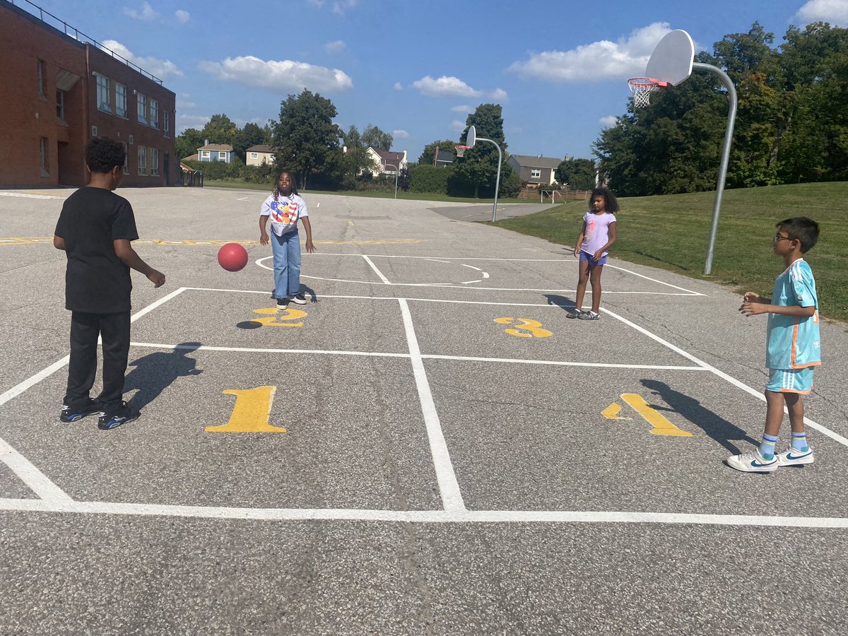 MasseyStreet_PS's tweet photo. Learning how to use our painted playground lines to work together and stay active at recess @PeelSchools @Bunmiomiyale @PDSBDirector @msmasood25 @ETPHEA @hpe4pdsb #Switch #4Square https://t.co/hNFjLaRxPw