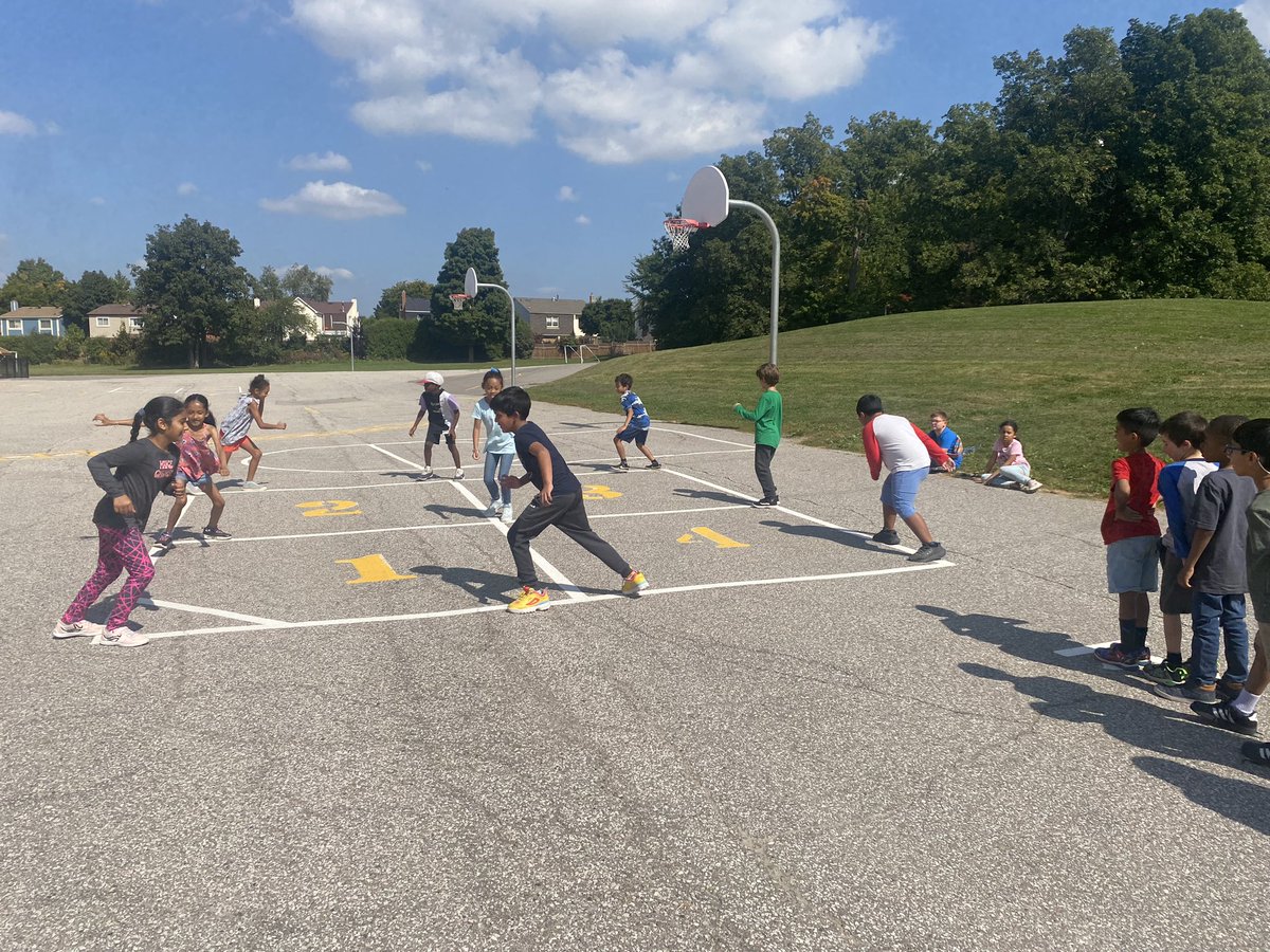 MasseyStreet_PS's tweet photo. Learning how to use our painted playground lines to work together and stay active at recess @PeelSchools @Bunmiomiyale @PDSBDirector @msmasood25 @ETPHEA @hpe4pdsb #Switch #4Square https://t.co/hNFjLaRxPw