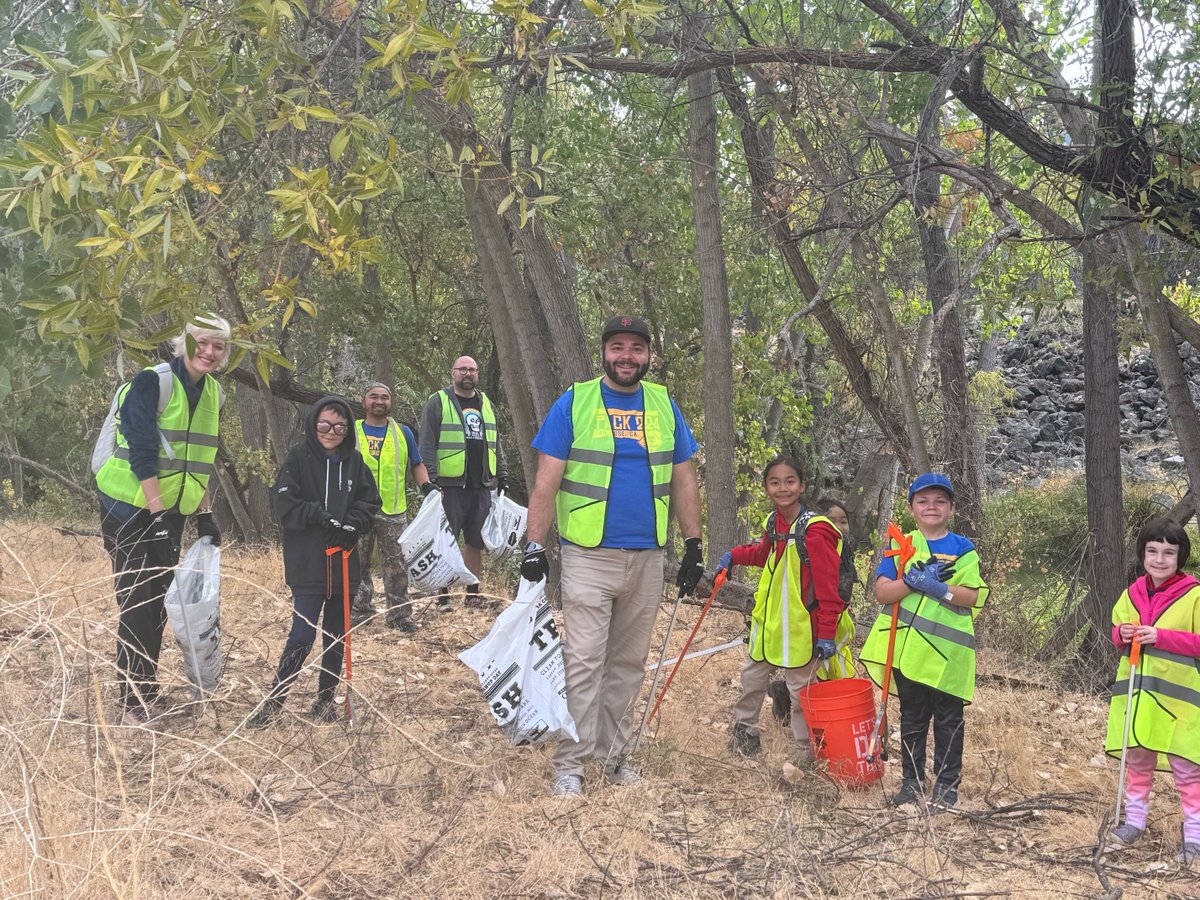 CleanCreeks's tweet photo. Thanks to all of the amazing volunteers who participated in this year’s 40th California Coastal Cleanup Day! Our site in Campbell was fortunate to have had 35 volunteers remove 1,000 pounds of trash along ¼ mile of the Los Gatos Creek! Special thanks to the @CityofCampbell. https://t.co/kJB8d4FKrX