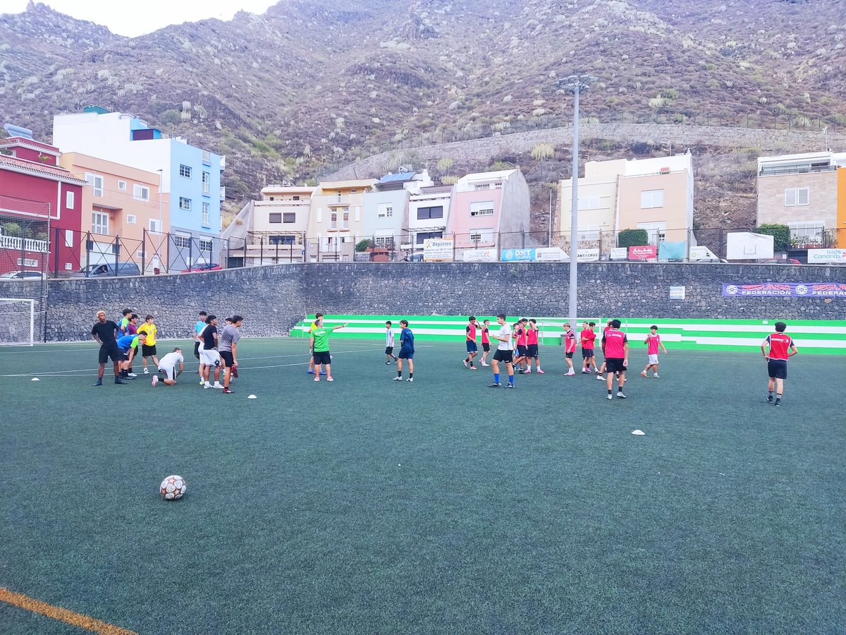 Gracias a tod@s l@s que nos ayudaron a mi y al <a href="/AtcoSanJuan/">Atlético San Juan</a> . Hoy asistieron 30 chicos. No quiero ilusionarme porque los pibes son como son,pero el gesto que ha tenido el fútbol de Tenerife conmigo y el club lo llevo en el corazón. GRACIAS ⚽❤️