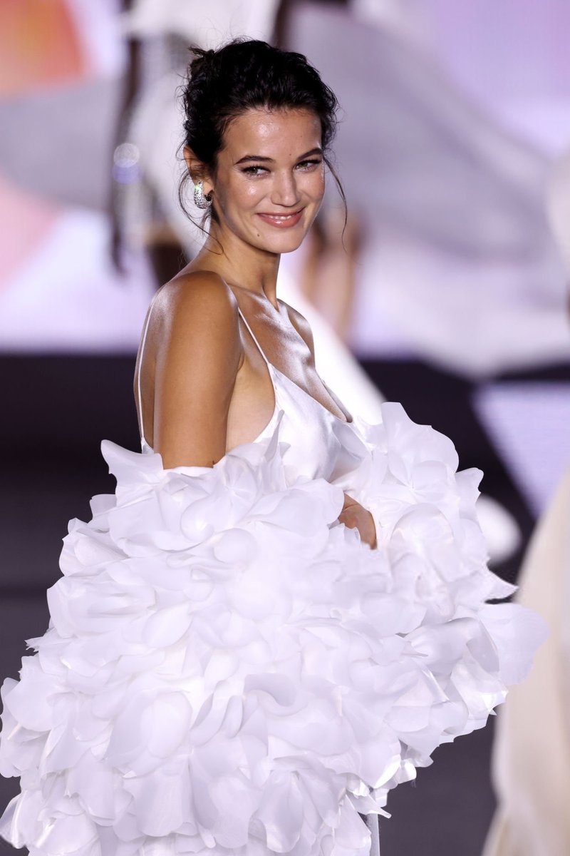 bu kadının güzelliği çok başka bi boyut