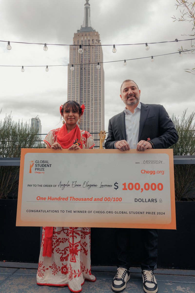 cheggdotorg's tweet image. 🏆 @Chegg CEO Nathan Schultz presents Ángela Elena Olazarán Laureano from Mexico with the $100,000 Chegg.org #GlobalStudentPrize 2024 in New York at the start of #UNWeek!   

🌍 Ángela was chosen from 11K+ nominees across 176 countries for developing an AI medical…