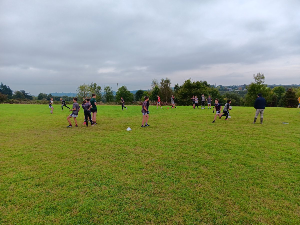 WhelanGavin's tweet photo. #PPSEngagement #MidCounty
Just under 40 players present for opening 1st year football session in @stdeclanscc, Kilmac' earlier, a positive start for the group under the stewardship of coach - the legendary John Phelan along with Mr. Kirwan, well done to all involved 👏✅️🏐 https://t.co/El5espa8nA