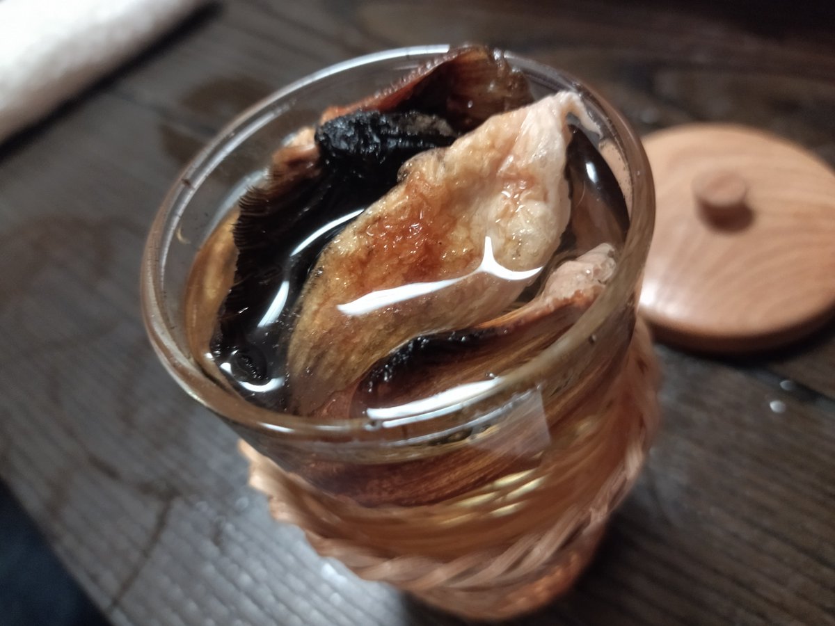 ArturGalata's tweet image. この世界中のどこを探しても『あのさ！この毒のある魚のヒレの部分だけを乾燥させて、乾燥したヒレを火で炙って、熱燗の中に入れて、表面の部分に火をつけて飲んでみようぜ！』などという意味わからんレシピを爆誕させるのは日本人しかいない。