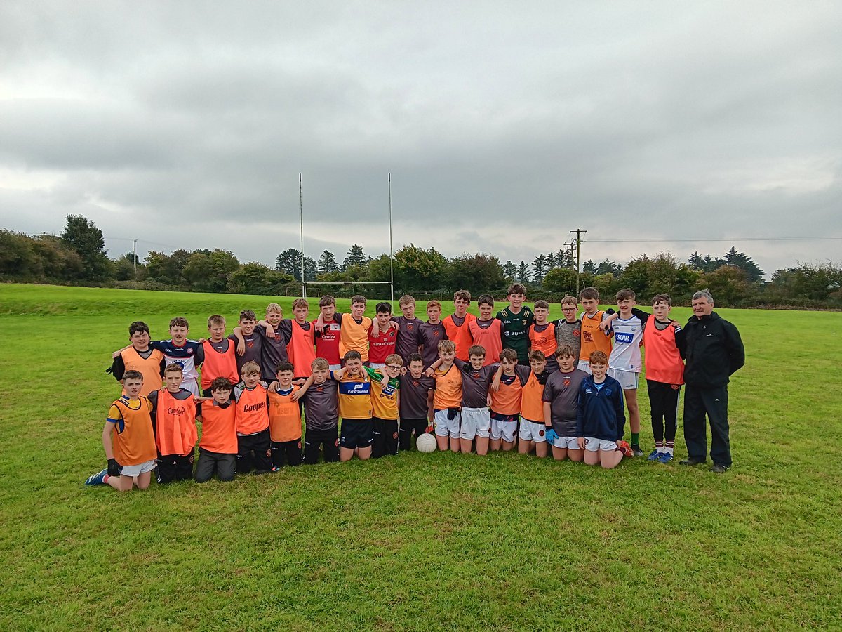 WhelanGavin's tweet photo. #PPSEngagement #MidCounty
Just under 40 players present for opening 1st year football session in @stdeclanscc, Kilmac' earlier, a positive start for the group under the stewardship of coach - the legendary John Phelan along with Mr. Kirwan, well done to all involved 👏✅️🏐 https://t.co/El5espa8nA