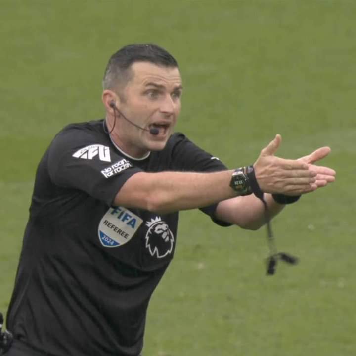 harmonybrownie's tweet photo. Premier league refs are the worst in the world and Michael Oliver is the worst of the lot. https://t.co/VmNzLYEDye
