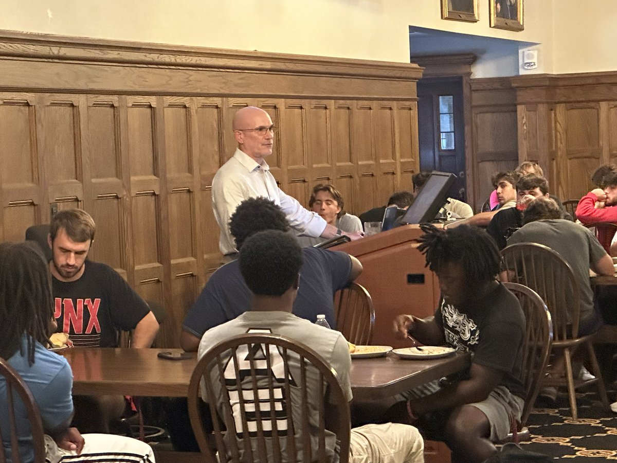 Cade Smith ‘91 addressing <a href="/RhodesFootball/">Rhodes Football</a> tonight. We’re fortunate to have alums giving back to our student-athletes. #rolllynx