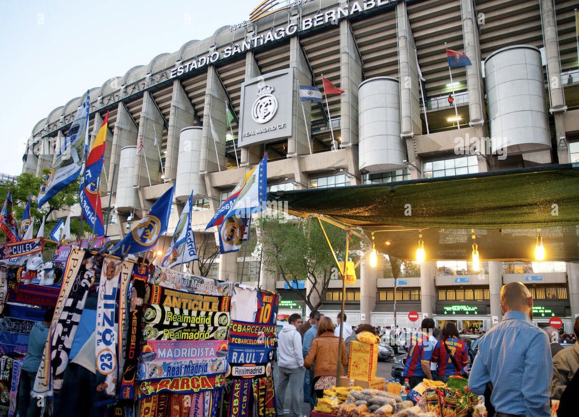 JJPurriM's tweet photo. Familia madridista, seguidles, son parte de la historia de nuestro club, todos hemos comprado siempre ese recuerdo Del Real Madrid antes y después de los partidos, NO HAY BERNABÉU SIN PUESTOS SEGUIDOS CAMARADAS, merecéis apoyo y lo tendréis. @Puestosbernabeu https://t.co/T8LcYQU3vK