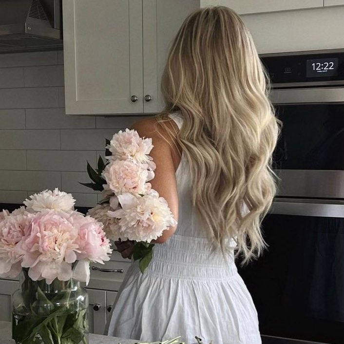 luz_kaa_'s tweet photo. Él es un témpano de hielo. 
Él es mayor que ella por doce años.
Él es su guardaespaldas.
Él solo tiene paciencia con ella y ella…
Ella es la princesa de la mafia rusa y
siempre ha amado a su guardaespaldas 😌🤎🍂 https://t.co/iUgzx4M6uk