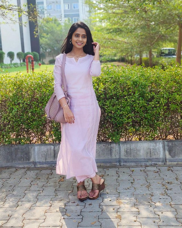 manisha_mithra's tweet photo. Attitude outshines even the best pose! ππΌπ« #officeoutfit #girlspose #naturalbeauty #duskyqueen #sunsshine #casuallook #nomakeup #tamilponnu #pakkathuveetuponnu #thalaiva https://t.co/tdMLGsiQzF