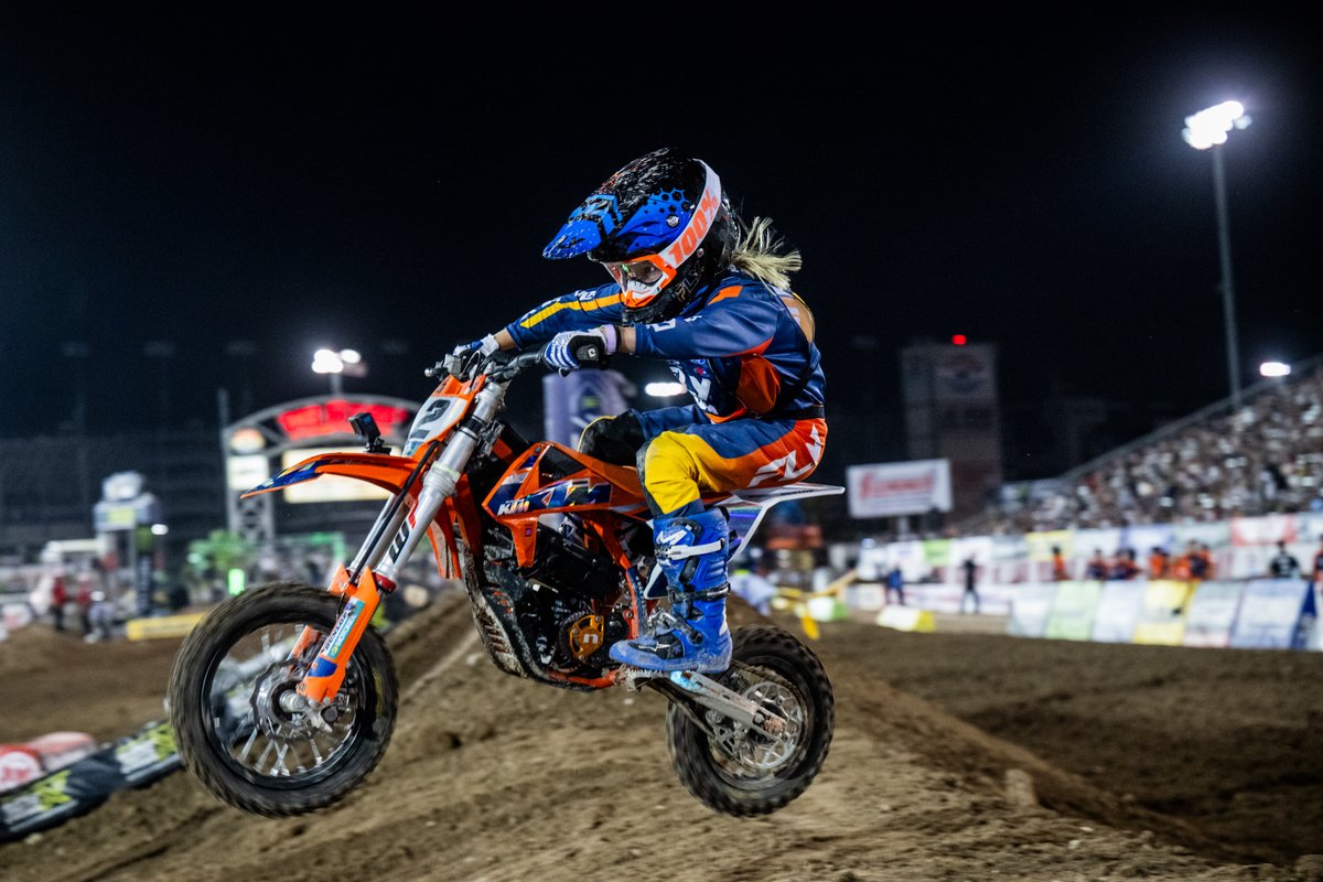 RideDunlop's tweet photo. We are proud to support the @ktmusa Junior Racing Supercross Program! Each bike is fitted with Dunlop Geomax MX53 tires!
#RideDunlop #RaceDunlop #Dunlop #Supercross #KTMJRSX #ReadyToRace #KJSC #KTM #Dunlop #Geomax #MX53 https://t.co/ux4MV5hcjl