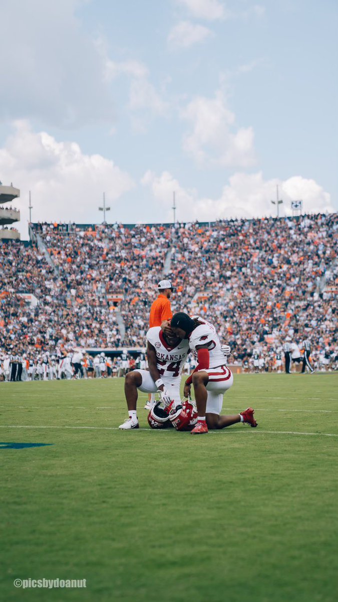 MetcalfNeely's tweet photo. This image speaks volumes - we (as parents) learn to deal with so many mixed emotions especially on “big” days - fear, nervousness, compassion, empathy, anger, happiness etc. Sometimes we forget just how blessed we are🥹
#AGTG🙏🏽
#LLCMB🕊️

📸©picsbydoanut https://t.co/xDT3ZdXmiP