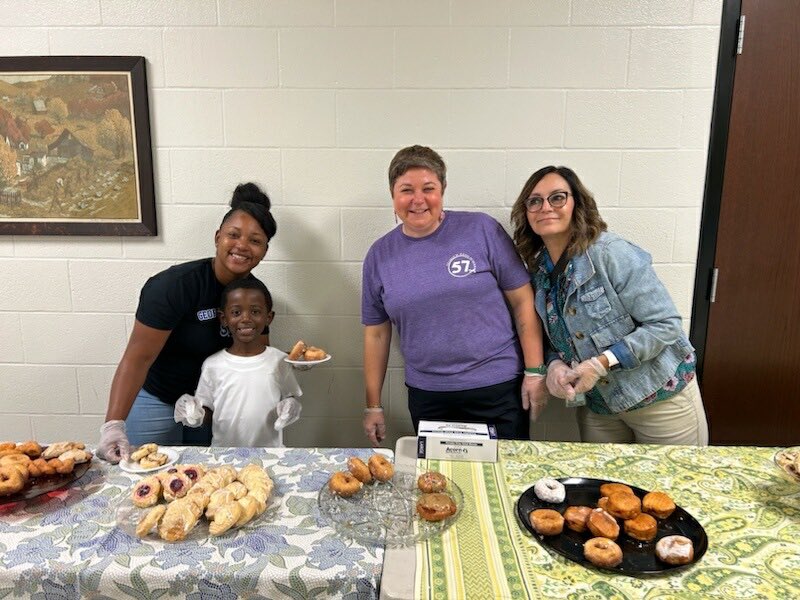 Last week, we enjoyed donuts with dear ones—a morning hit! Special adults joined their students for sweet treats and even sweeter connections. What a fantastic way to kick off the day! #Community #MorningMagic <a href="/Mrs_Lovan/">Mrs. Lovan | School Social Worker</a> <a href="/CamilleHaley90/">Camille Haley</a> <a href="/IPSSchools/">IPS</a>