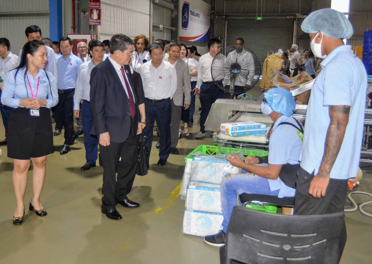 Vicepresidente de Asamblea Nacional de #Vietnam🇻🇳, Nguyen Duc Hai, recorre las sedes de <a href="/CIGB_Mariel/">Industrial Biotecnológico CIGB-Mariel S.A.</a> y de la empresa vietnamita Thai Binh, en la Zona Especial de Desarrollo Mariel <a href="/ZEDMarielCuba/">ZED Mariel</a>;junto a Presidente de Comisión de Asuntos Económicos de <a href="/AsambleaCuba/">Asamblea Nacional Cuba</a>,<a href="/FelixmSuarez/">Félix Martínez Suárez</a>