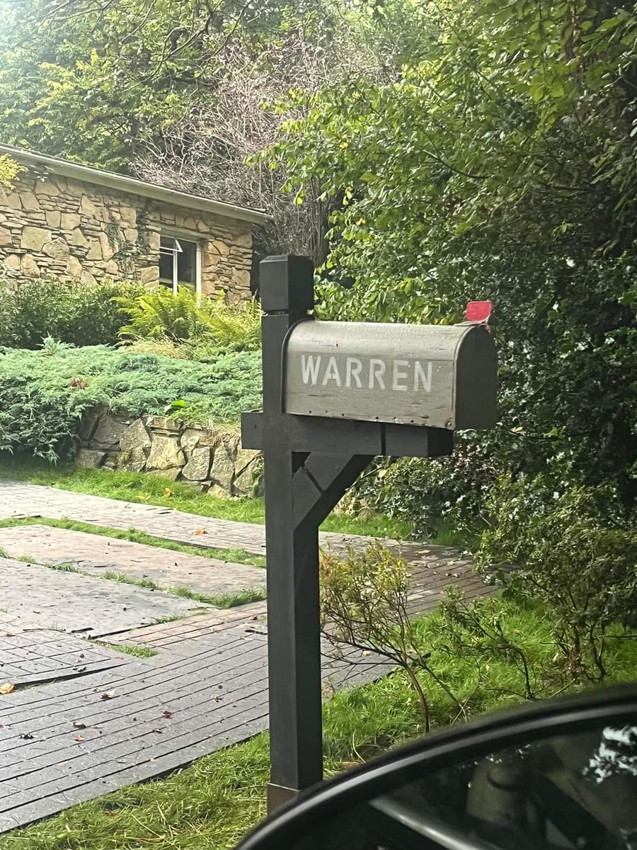 conjuringlatam's tweet photo. 📸 WARREN'S HOME | We have more behind-the-scenes photos of the house being used for the Warrens' home. We don't know why they didn't follow the sequence of using the house they used to occupy in The Conjuring 2, Annabelle 3 and The Conjuring 3. https://t.co/36sOhbTAdI