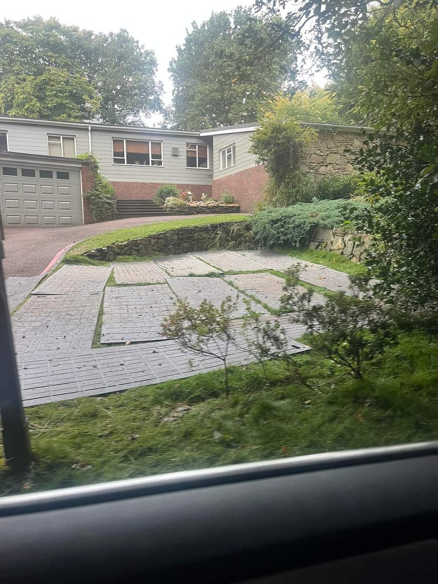 conjuringlatam's tweet photo. 📸 WARREN'S HOME | We have more behind-the-scenes photos of the house being used for the Warrens' home. We don't know why they didn't follow the sequence of using the house they used to occupy in The Conjuring 2, Annabelle 3 and The Conjuring 3. https://t.co/36sOhbTAdI