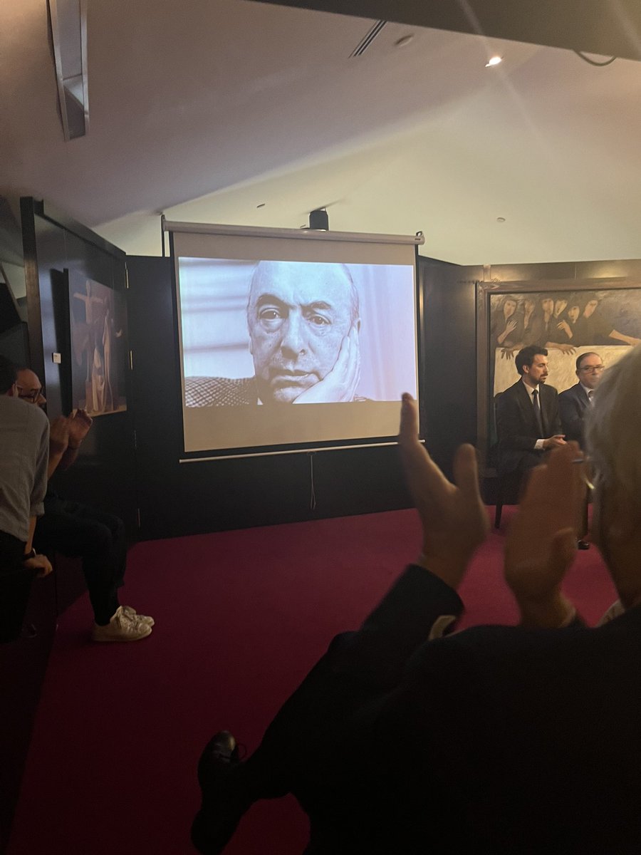 BrunoBFigueroa's tweet photo. Un día como hoy, pero de 1973, fallecía el gigante Pablo Neruda. La Fundación @FJSaramago y la embajada de Chile en Portugal oficiaron una lectura en 11 idiomas - entre ellos el guaraní y el croata - de “20 poemas de amor…” Lei el bellísimo 15 “Me gustas cuando callas…” https://t.co/pth9BNdSzY
