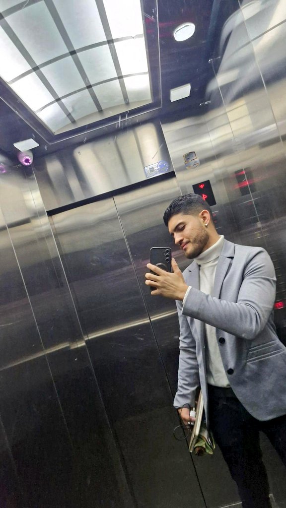 luisbernal970's tweet photo. Soy el abogado que quiere hacer uso, goce de tu cosa, y prescribir el dominio de tus ojos, mor. ✨️ https://t.co/7SRNy1W6pt