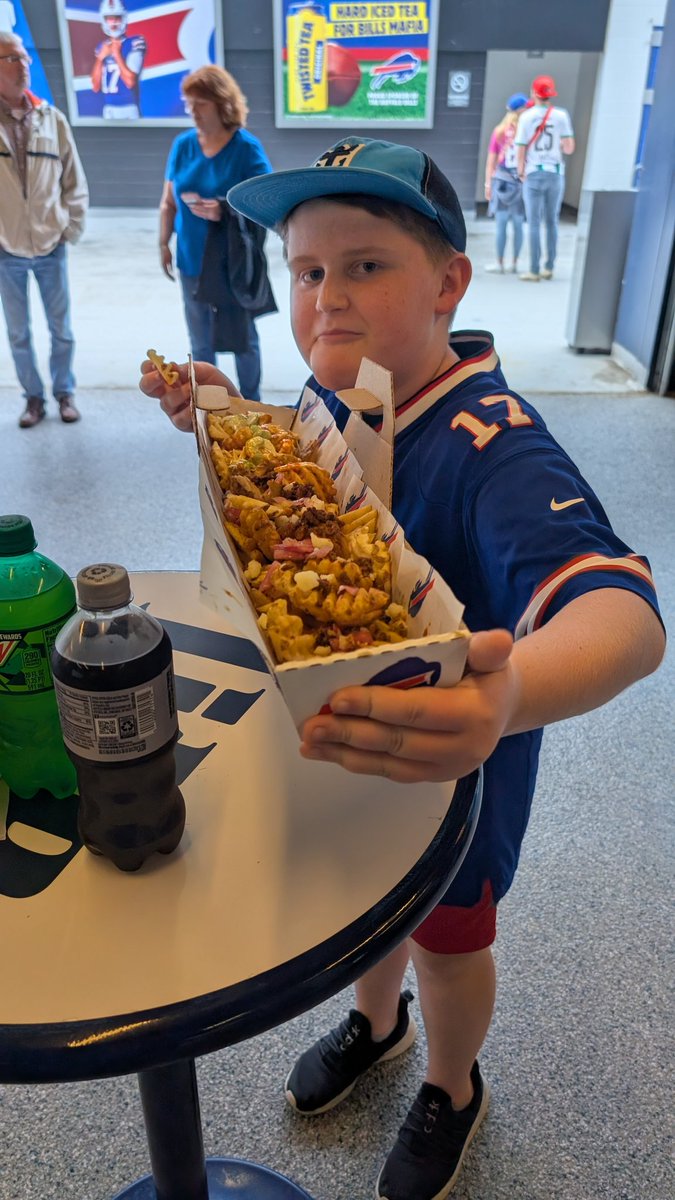 McKeegan is more than ready now. Two feet of waffle fries for the win. <a href="/BuffaloBills/">Buffalo Bills</a> <a href="/HighmarkStadm/">Highmark Stadium</a> #billsmafia #billsselfie