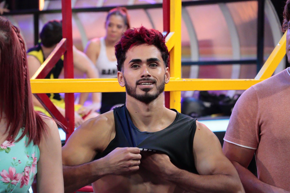Calle_7PY's tweet photo. #RodriC7 se convierte en el rival de #AthosC7. ⚫🫵
El equipo ROJO le dejó la responsabilidad de elegir NOMINADO a #ElvioC7. 💥
#Calle7Py 🟡🔴 https://t.co/xAXzRcLLEb