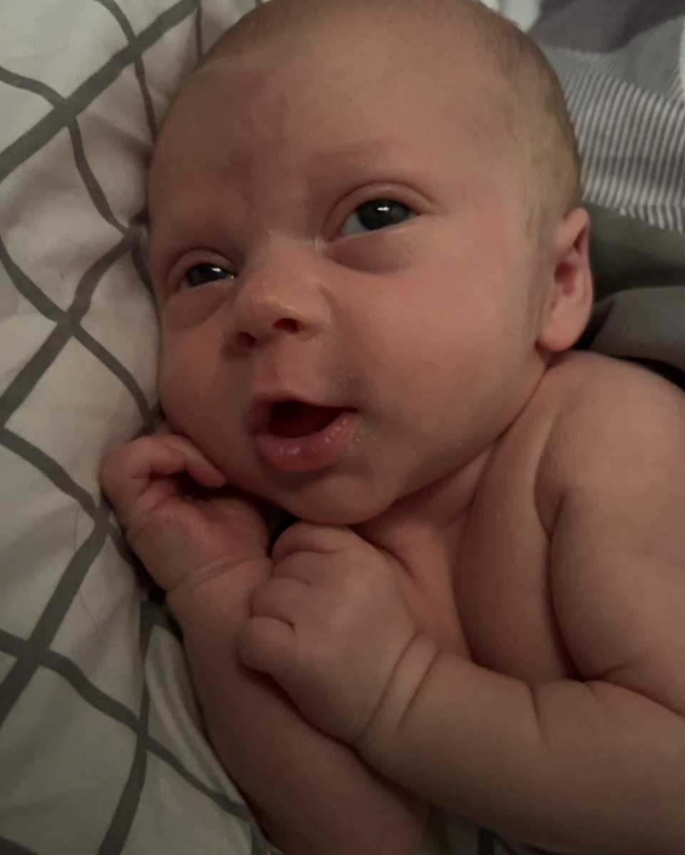 Surprise 😅 

Skarlett Ember turned one month old yesterday … 🥺🩷 

I miss all of you guys on here… this is why I’ve went mia… needed to reevaluate things  and get ready for her