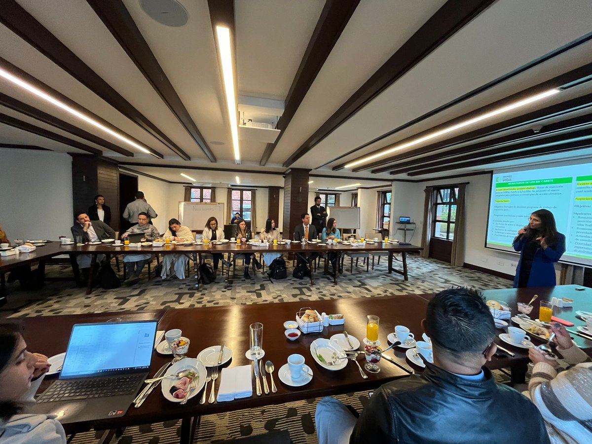 WRIColombia's tweet photo. Hoy tuvimos nuestro segundo diálogo de #TransicionesJustas con el gobierno nacional. Gracias a la @infopresidencia, @MinAmbienteCo, @MinEnergiaCo, @MinAgricultura, @Mineducacion, @MinIgualdad_Col, @MinHacienda y a la @UNGRD y a la @PGN_COL por el acompañamiento. 🇨🇴🙏🏽🤝
🧵👇 https://t.co/hvbim06zPG