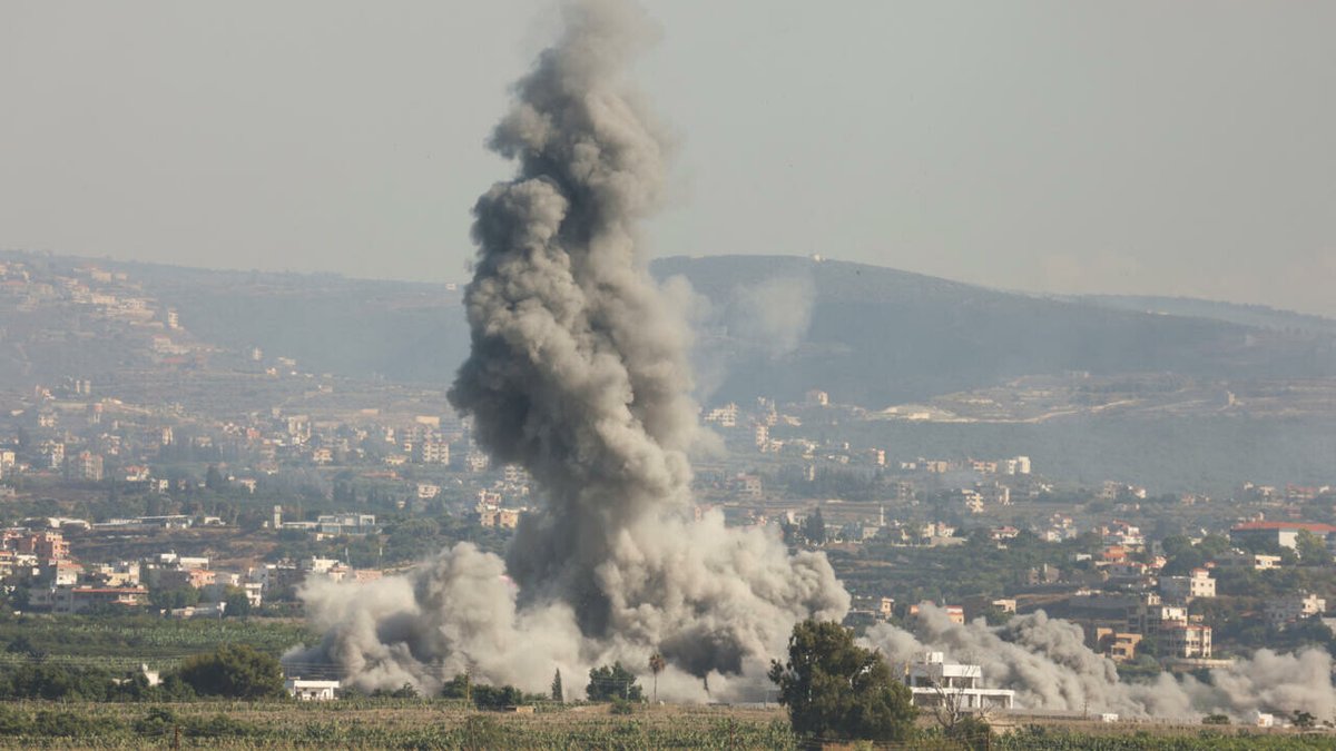 RFI's tweet photo. Au Liban, des frappes israéliennes d'une intensité inédite font des centaines de morts
➡️ https://t.co/ixeR1QGq56 https://t.co/GC5n6BKYzf
