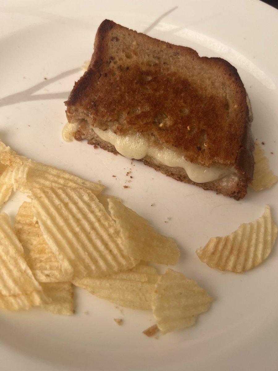 musings_blonde's tweet photo. Kid (5 yrs): Do you remember when mom was doing the grilled cheese wars on Twitter?
Husband: Yes it went on FOREVER
Kid: Every time we ate grilled cheese she took a picture. Picture, picture, picture!
Me: Daddy is going to start it again with this cut 😆 #Duffcut #FoodWars https://t.co/Xeil77aWen