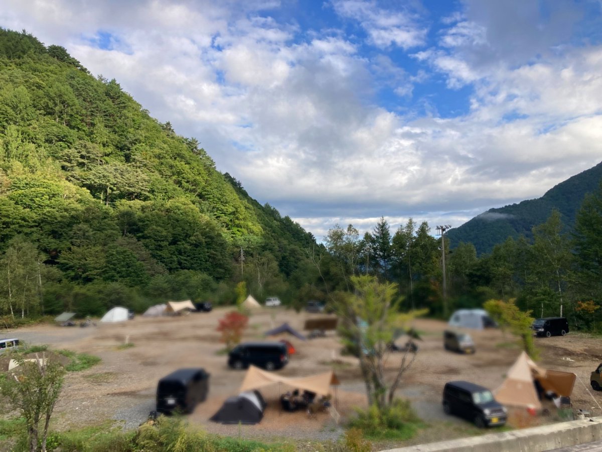 mado_pino's tweet photo. おはようございます
只今の木曽駒冷水公園の気温は15℃
昼はまだまだ暖かいですが夜の冷え込みが本格的になってきました

一枚板売場に板を横向きに置ける台を作って設置してみました

乗せるとテーブルになった際のイメージを膨らます事が出来ます◎

是非ご活用ください🍀
#木曽駒冷水公園 #一枚板 https://t.co/9VOBfASxs3