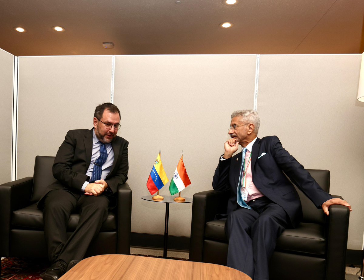 DrSJaishankar's tweet photo. Pleased to meet FM @yvangil of Venezuela today on the sidelines of #UNGA79. 

Discussed energy, health and economic cooperation, as also reformed multilateralism. 

🇮🇳 🇻🇪 https://t.co/gAiDYLHdBN