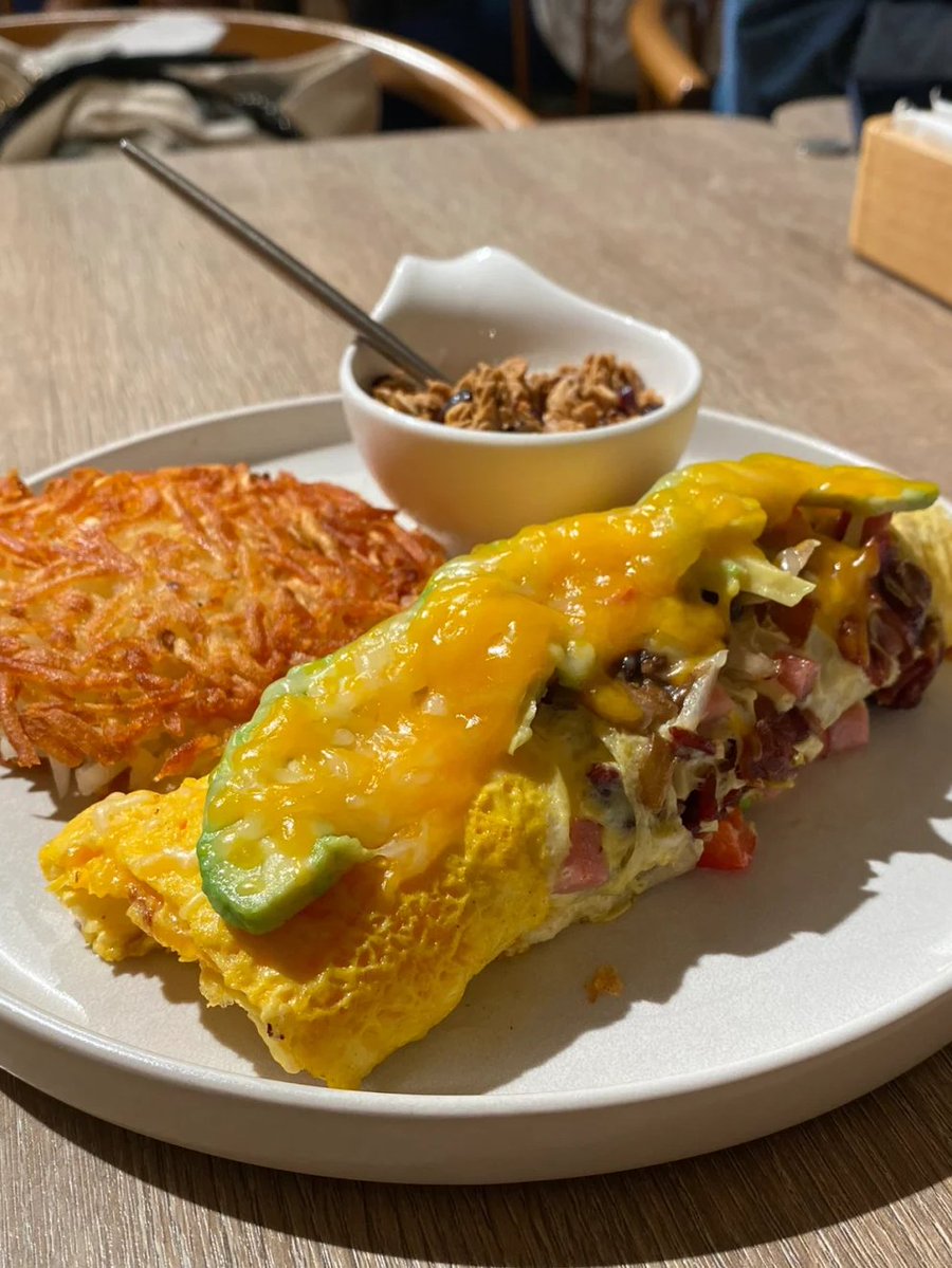 Heloise_cc's tweet image. 予約の取りにくいブランチレストランでやっと食べました。
揚げたハッシュブラウンは外はカリカリ、中はほろほろとした食感が特徴です。
案の定、誰もがハッシュブラウンを注文する必要があると言いました。