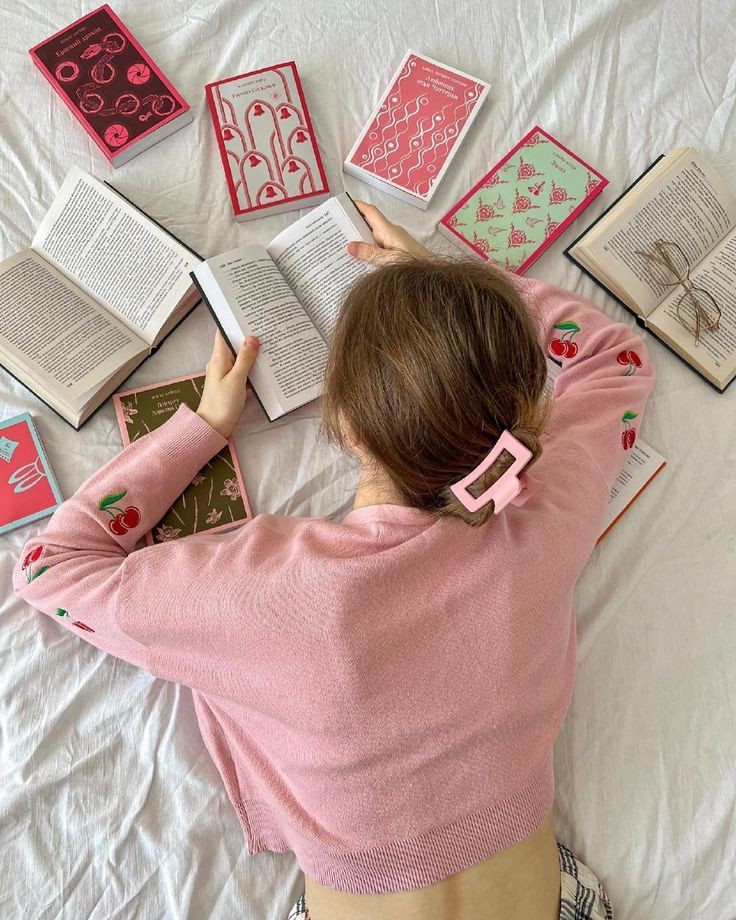 arianasinlibros's tweet photo. YO SÍ AMO LOS LIBROS DE ROMANCE BONITO.
Yo sí amo los LIBROS VAINILLA.
Yo sí quiero un amor como en esos libros.
Yo sí amo que los protagonistas tengan una relación en la que se amen poco a poco. 
Gracias a esos libros ESCRITOS POR MUJERES creo en el amor. ❤️‍🩹❤️‍🩹❤️‍🩹❤️‍🩹 https://t.co/gdEcFhkAfO