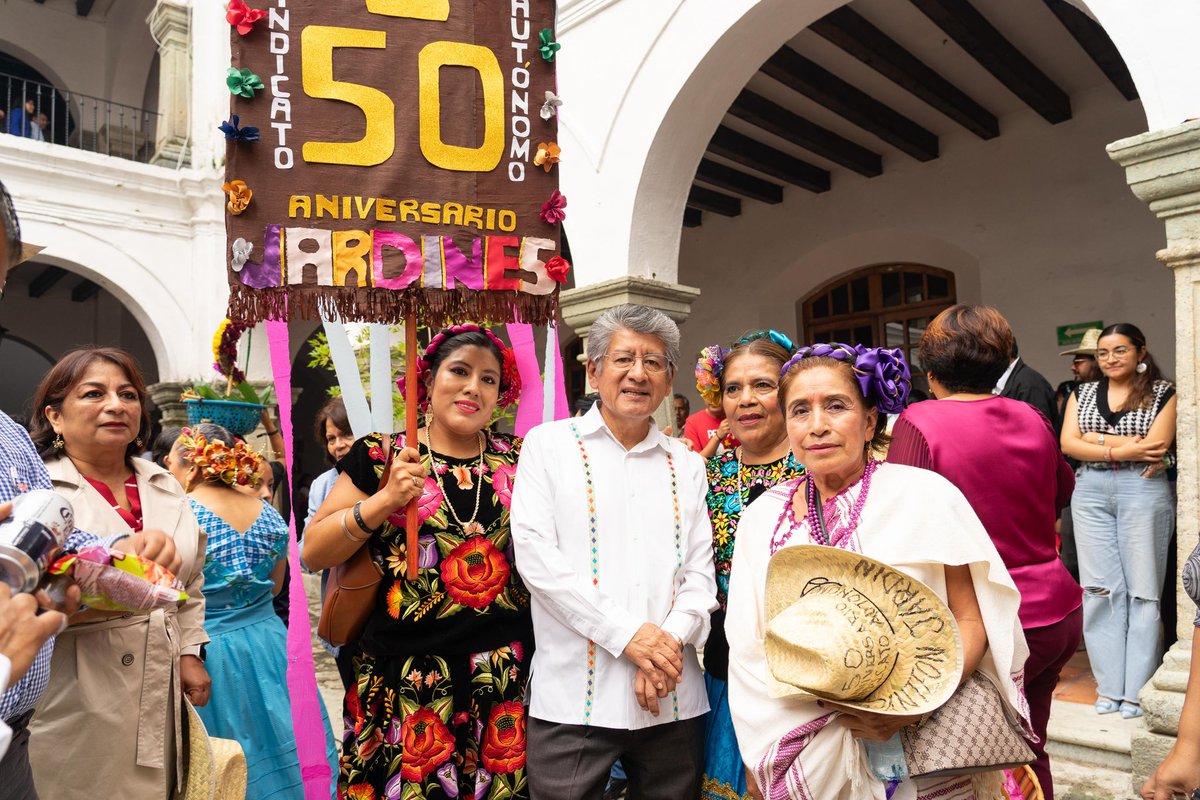 FMartinezNeri's tweet photo. Tuve el gusto de saludar a las y los integrantes del Sindicato Autónomo de Empleados y Trabajadores al Servicio del H. Ayuntamiento Constitucional del Municipio de Oaxaca de Juárez, quienes celebran 50 años de su constitución. 

¡Muchas felicidades por su aniversario! 

#AccionesQueTrascienden