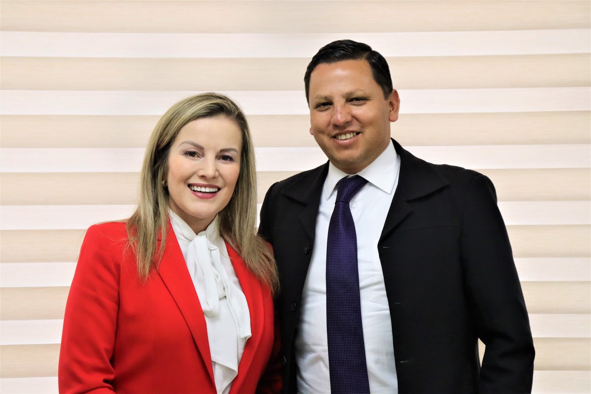 HRCCHIQUINQUIRA's tweet photo. ¡Con beneplácito, la Dra. @julicortazarmu recibe la visita del gerente del Hospital Regional Valle de Tenza, el Dr. Jesús Antonio Salamanca!
Este encuentro se desarrolló posterior a la apertura de la Semana Andina. Su propósito, conocer los procedimientos administrativos y https://t.co/LaKeBrCwi1