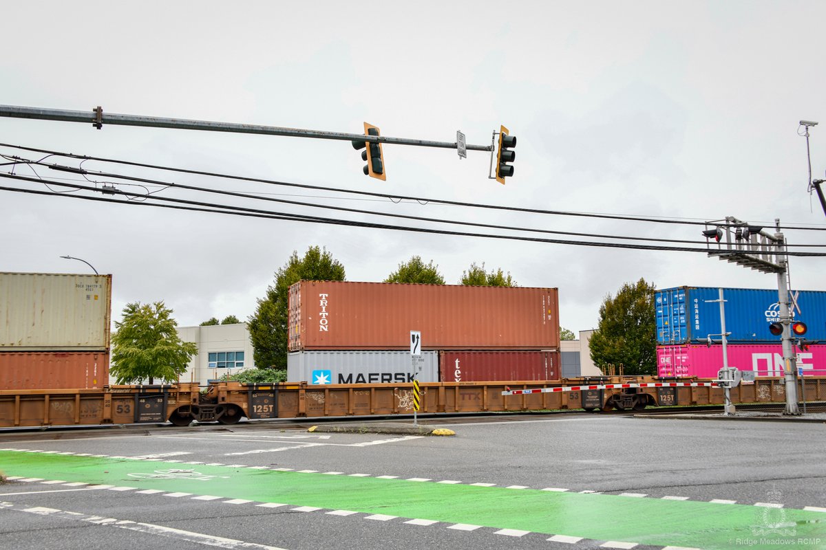 RidgeRCMP's tweet image. #DidYouKnow: September 23-29 is #RailSafetyWeek! 🚂

Our Road Safety Target Team partnered with @CPKCrail Police to remind drivers to be aware of surroundings near railroad tracks. 

Let's all work together to #STOPTrackTragedies.