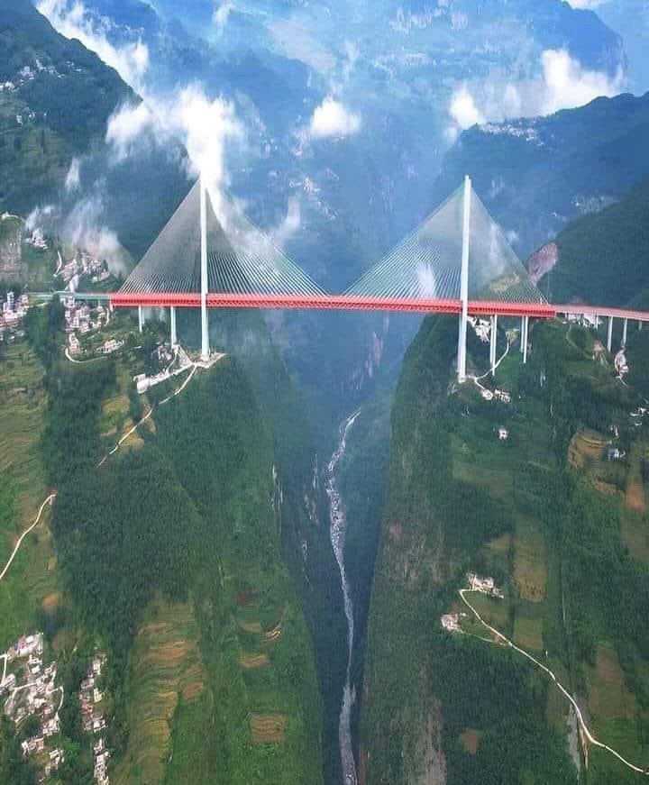 InformaCosmos's tweet photo. ¡
El Puente Beipanjiang es un verdadero coloso de la ingeniería moderna

Suspendido a 565 metros sobre el río Beipan en China, este impresionante puente conecta las provincias de Guizhou y Yunnan, desafiando la gravedad con su altura vertiginosa. 

Su estructura no solo permite el tránsito en una de las zonas montañosas más complicadas del país, sino que también ofrece vistas impresionantes para quienes se atrevan a cruzarlo.