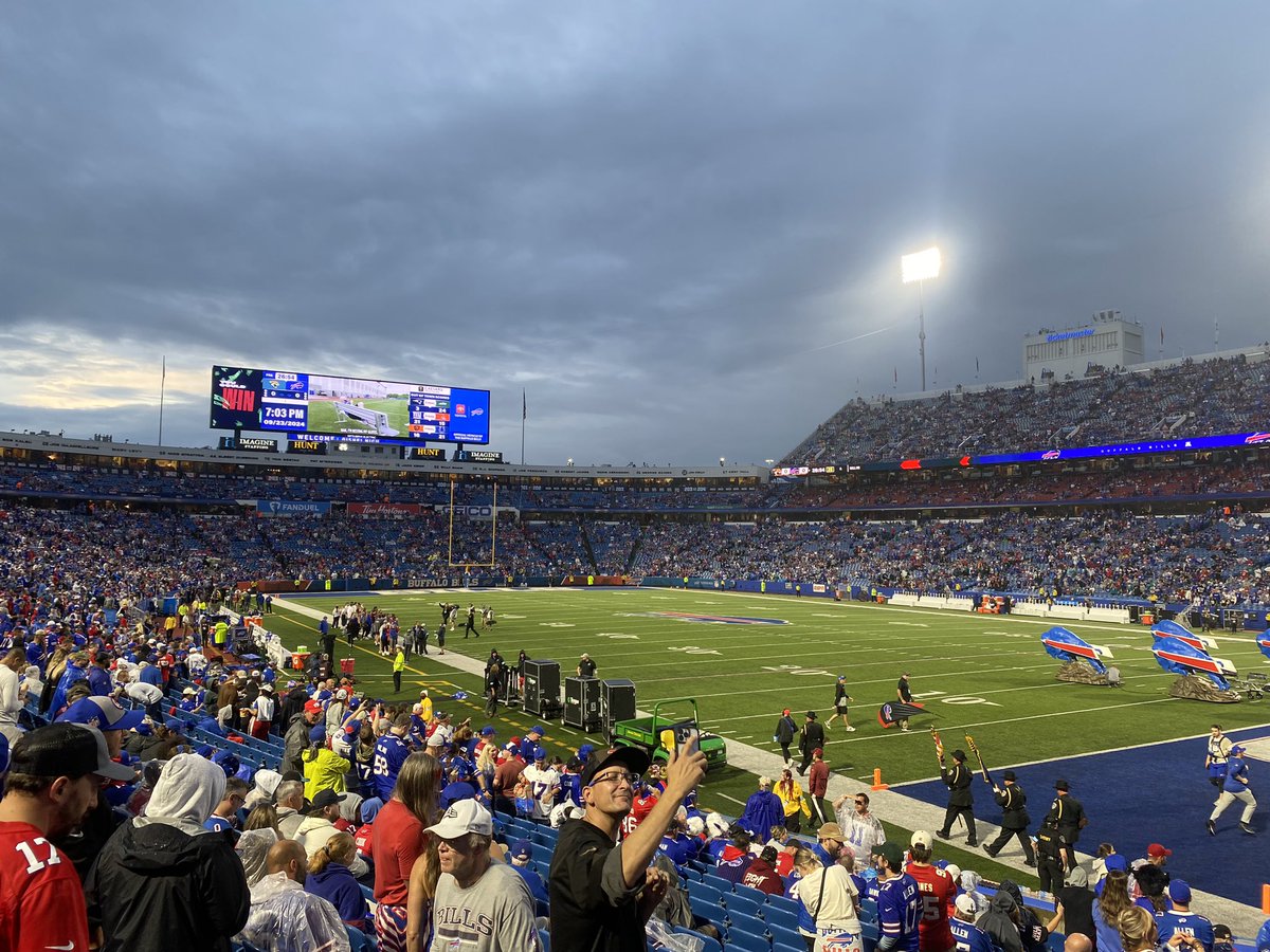 Tim_from_Vegas's tweet photo. Let go Jills 
#MNF https://t.co/WuVN3tDu53