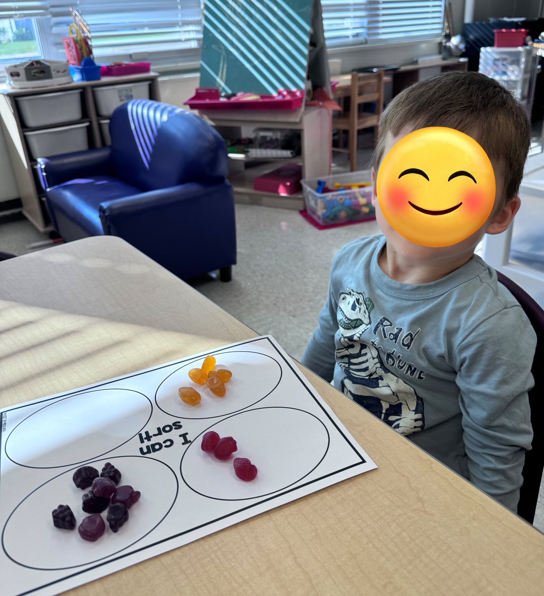 We always finish the week off with a Fun Friday math activity! Last week Ss practiced their sorting skills using fruit snack 🍇 🍊 😋 #kindergarten <a href="/tvdsbmathk8/">tvdsbmath</a> <a href="/ThamesfordPS/">Thamesford_PS</a>