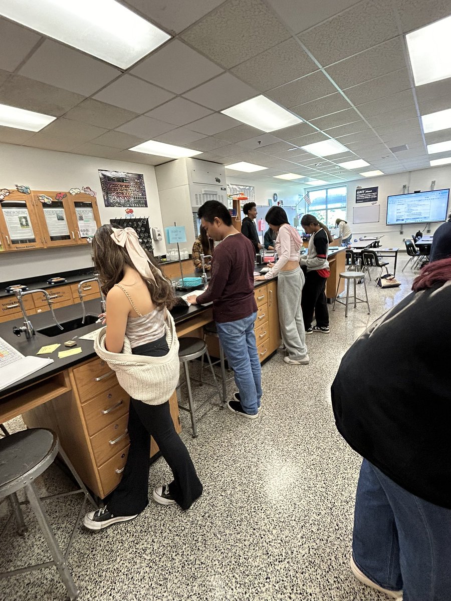 senorajenmorris's tweet image. I enjoyed watching the @LandstownEagles Chemistry students in Ms. Alves’ class use their organized notes and collaborative groups to review for their assessment tomorrow. #EagleEngagement #EagleNation