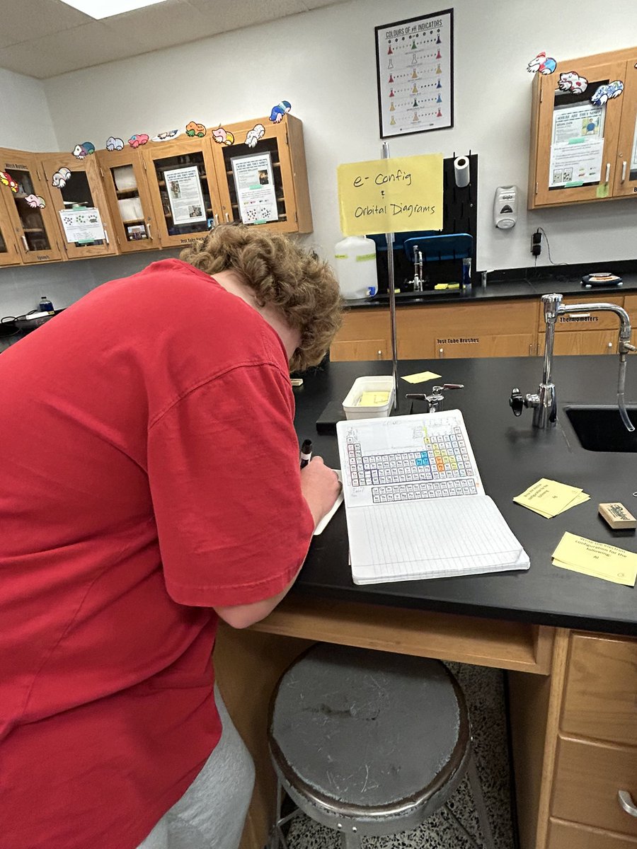 senorajenmorris's tweet image. I enjoyed watching the @LandstownEagles Chemistry students in Ms. Alves’ class use their organized notes and collaborative groups to review for their assessment tomorrow. #EagleEngagement #EagleNation