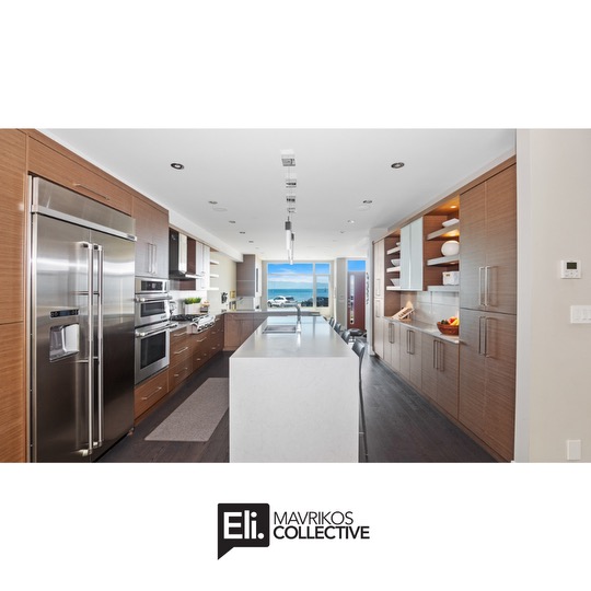 New Listing - Unit 2-408 Dallas Road 
Iconic Waterfront Townhome 

- 2400 finished sq/ft 
- Private South facing ROOF TOP patio 
- 2 Bed+Den &amp; 4 Bath 
- 10 years old 
- Situated on Dallas Road's famous Oceanfront 
- Built by GT Mann 

💵$2,149,000
mavrikoscollective.com/properties/2-4…
(1 of 2)