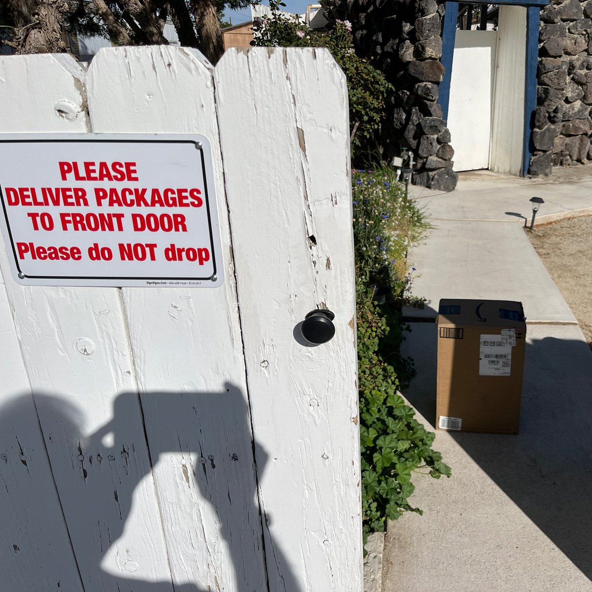 Toddwrtr's tweet photo. @UPS What is wrong with this picture? https://t.co/QnqsSmbaZV