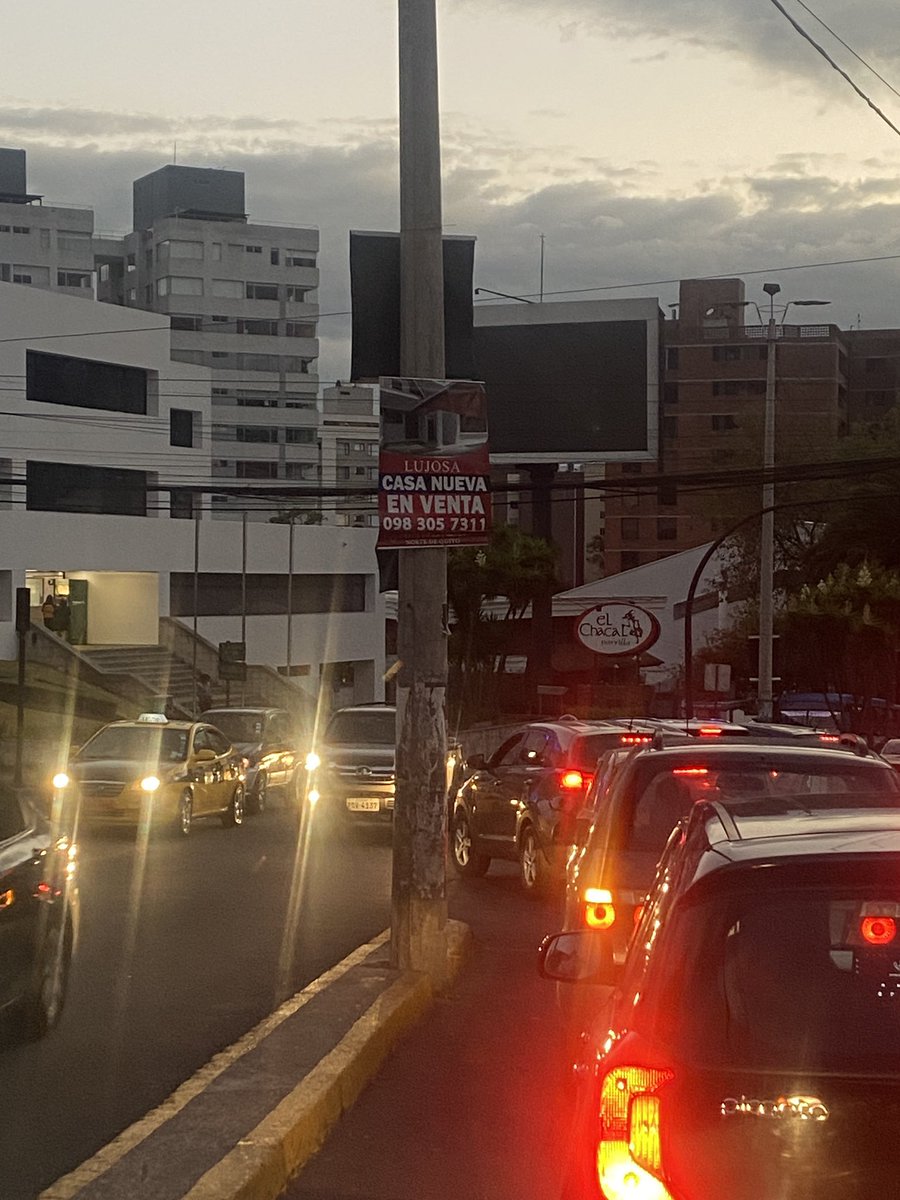 VaneMichelle's tweet photo. Donde están los de tránsito cuando no hay luz ? @AMT_Quito https://t.co/8Zar1Nc3V0
