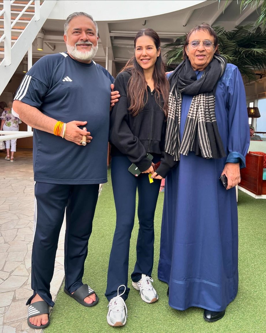 AKFansGroup's tweet photo. PICS : - #sonambajwa , @NargisFakhri , #Ranjeet , #ShreyasTalpade , @iamjohnylever and @IChitrangda on the sets of #Housefull5 https://t.co/E7gzeE2SY8