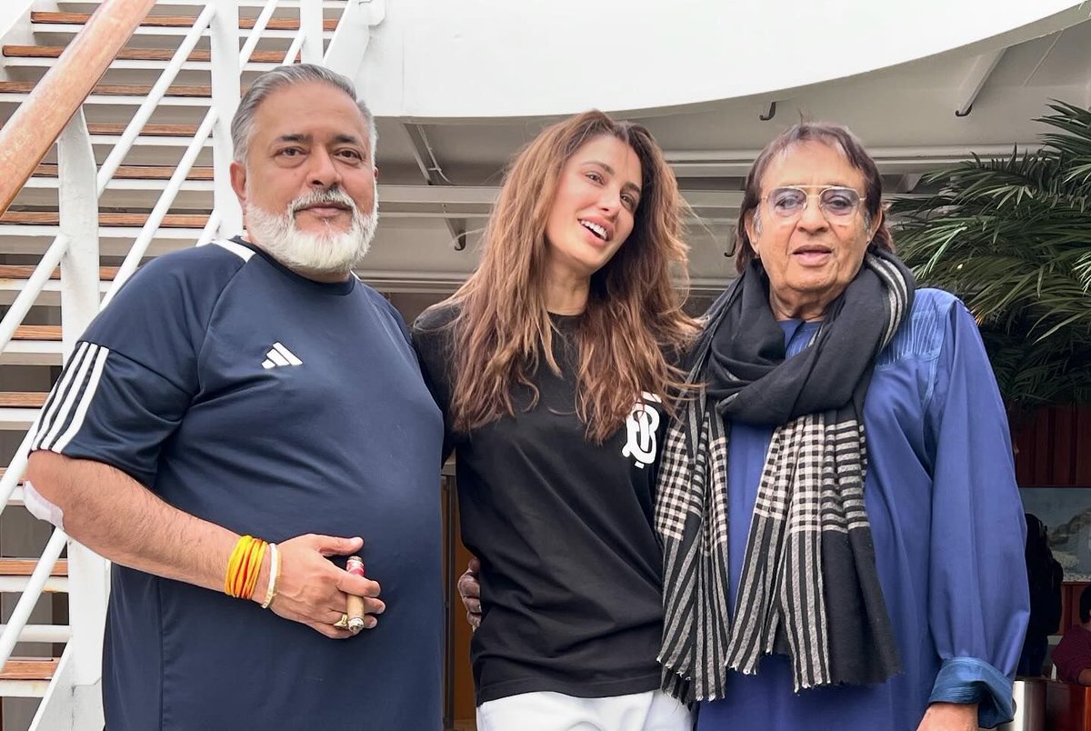 AKFansGroup's tweet photo. PICS : - #sonambajwa , @NargisFakhri , #Ranjeet , #ShreyasTalpade , @iamjohnylever and @IChitrangda on the sets of #Housefull5 https://t.co/E7gzeE2SY8